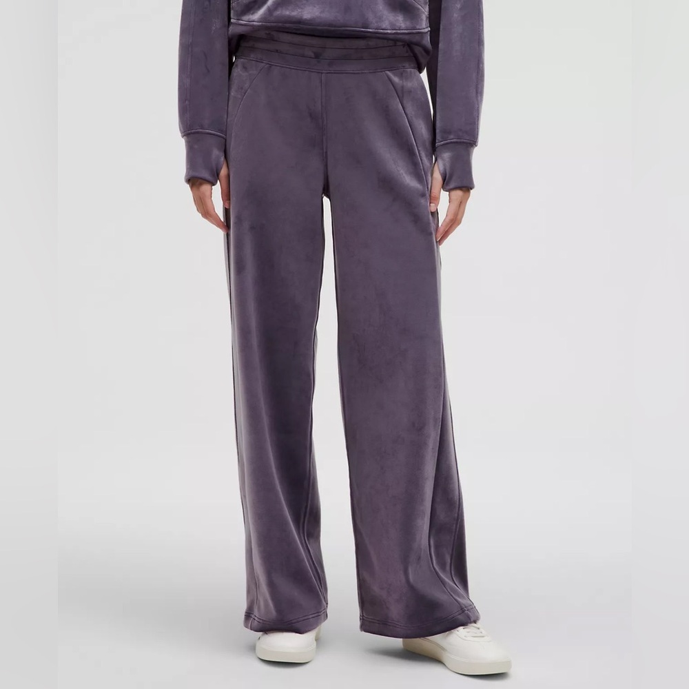 Lululemon Scuba Mid-Rise Wide-Leg Pant
Velvet in Nightfall